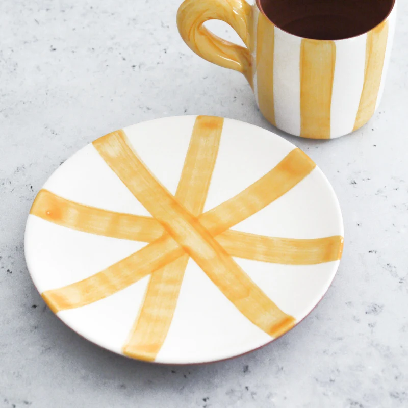 Taza de Espresso y Plato con Rayas Verticales