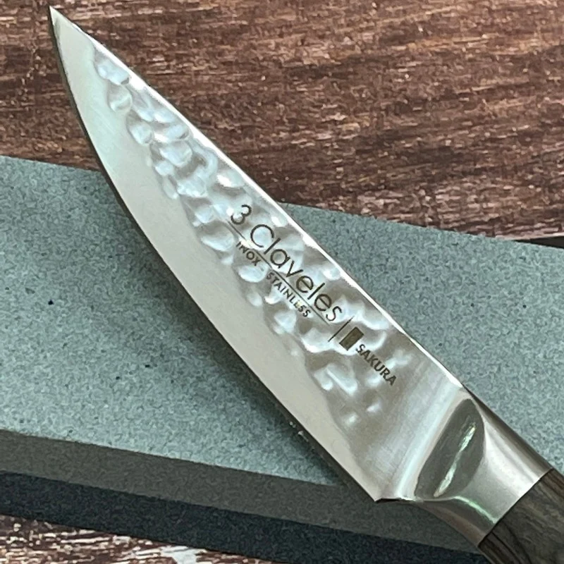 Puntilla de Cocina 3 Claveles Sakura 9 cm – Hoja Martillada 3Cr13 y Mango Pakka
