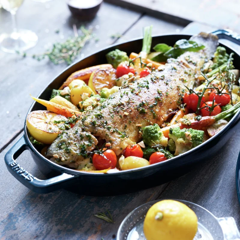 Fuente de horno ovalada de hierro fundido con tapa Staub