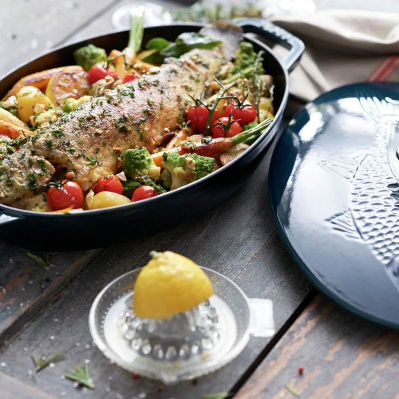 Fuente de horno ovalada de hierro fundido con tapa Staub