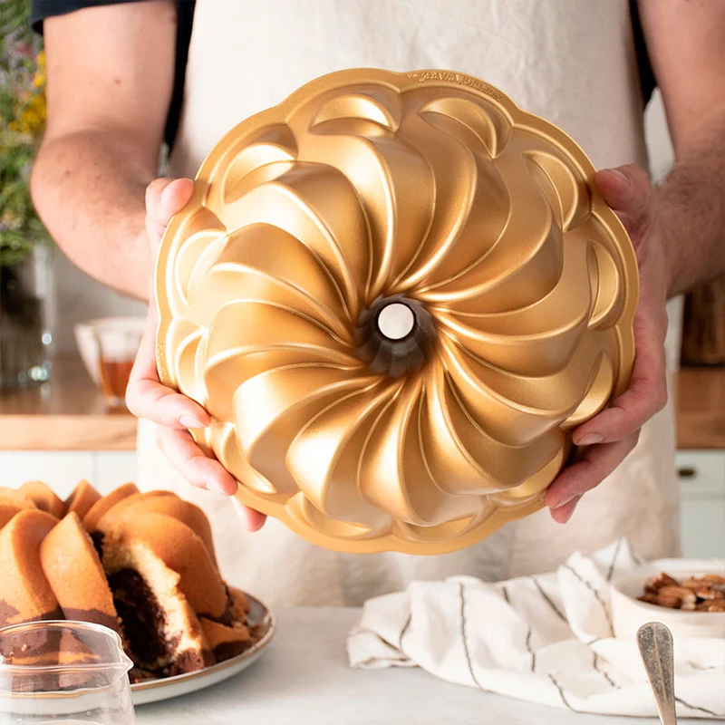 Molde Pirouette dorado Bundt Nordic Ware