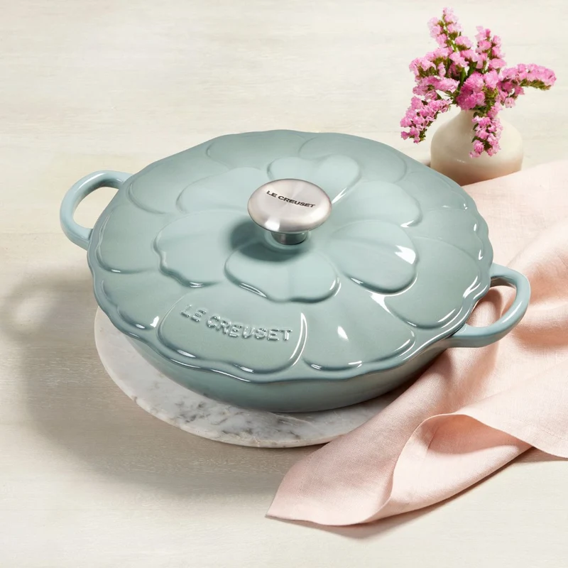 Cocotte baja tipo cacerola de hierro Pétalo Le Creuset