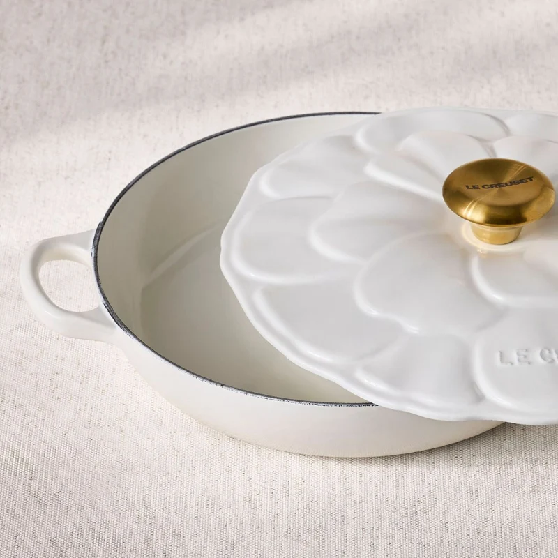 Cocotte baja tipo cacerola de hierro Pétalo Le Creuset