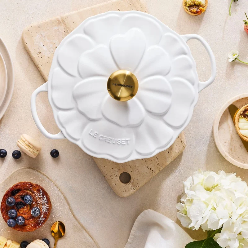 Cocotte baja tipo cacerola de hierro Pétalo Le Creuset