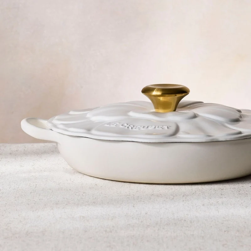 Cocotte baja tipo cacerola de hierro Pétalo Le Creuset