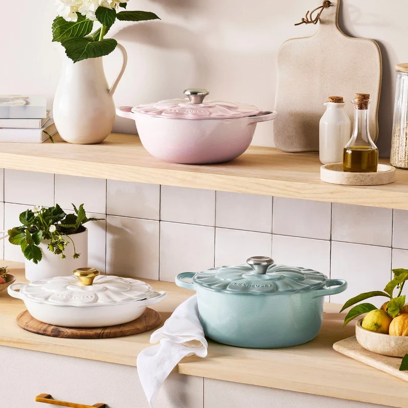 Cocotte baja tipo cacerola de hierro Pétalo Le Creuset