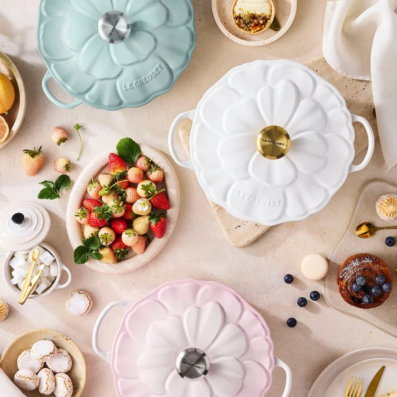 Cocotte baja tipo cacerola de hierro Pétalo Le Creuset