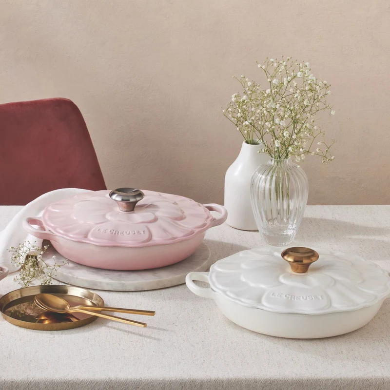 Cocotte baja tipo cacerola de hierro Pétalo Le Creuset