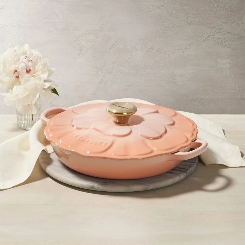Cocotte baja tipo cacerola de hierro Pétalo Le Creuset