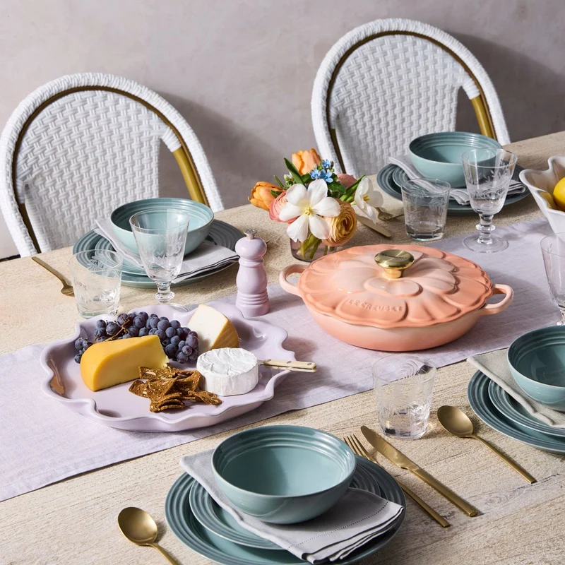 Cocotte baja tipo cacerola de hierro Pétalo Le Creuset