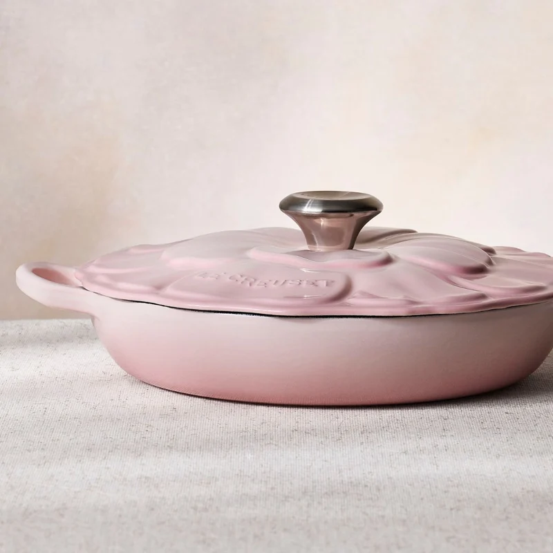 Cocotte baja tipo cacerola de hierro Pétalo Le Creuset