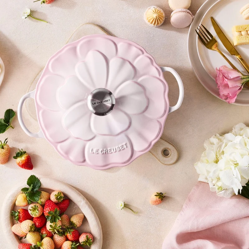 Cocotte baja tipo cacerola de hierro Pétalo Le Creuset