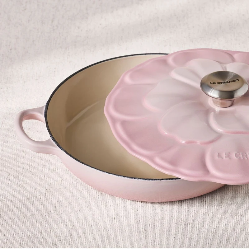 Cocotte baja tipo cacerola de hierro Pétalo Le Creuset