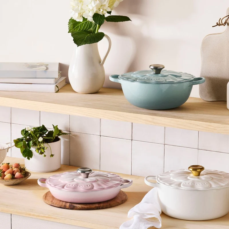 Cocotte baja tipo cacerola de hierro Pétalo Le Creuset