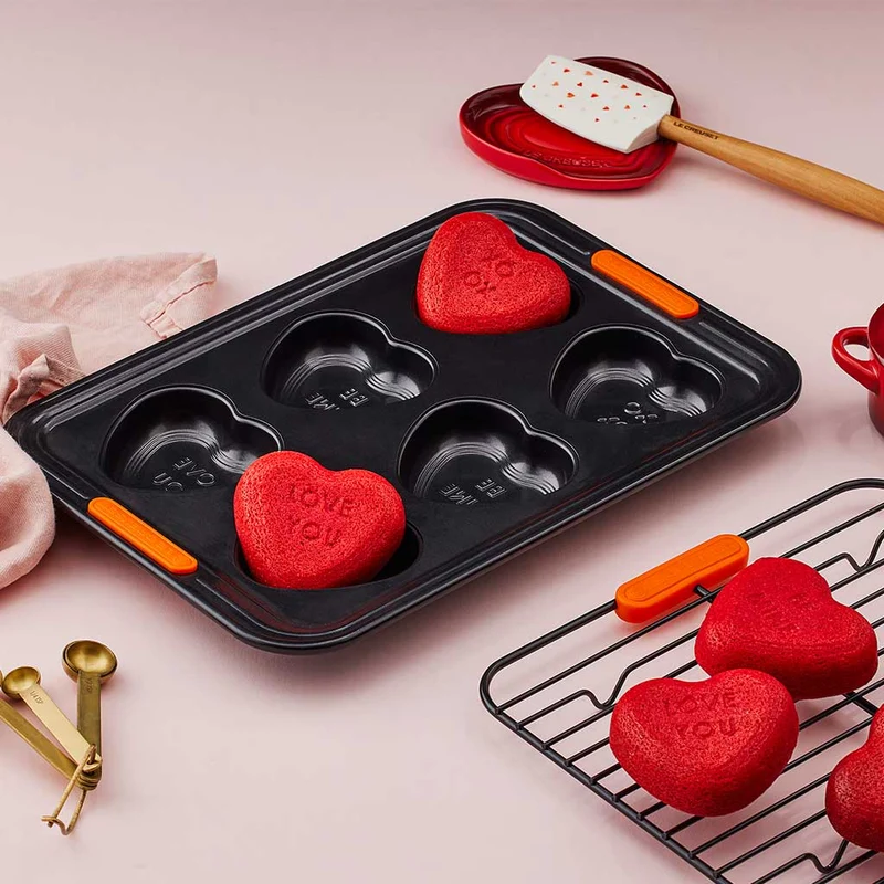 Molde 6 bizcochos corazón con mensaje Le Creuset