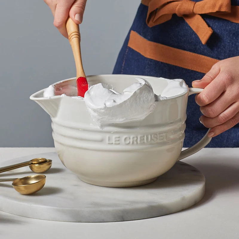Bol cerámico con asa y pico vertedor de Le Creuset