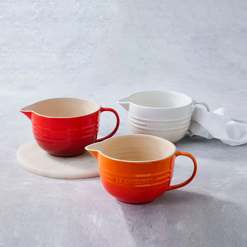 Bol cerámico con asa y pico vertedor de Le Creuset