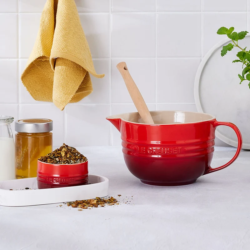 Bol cerámico con asa y pico vertedor de Le Creuset