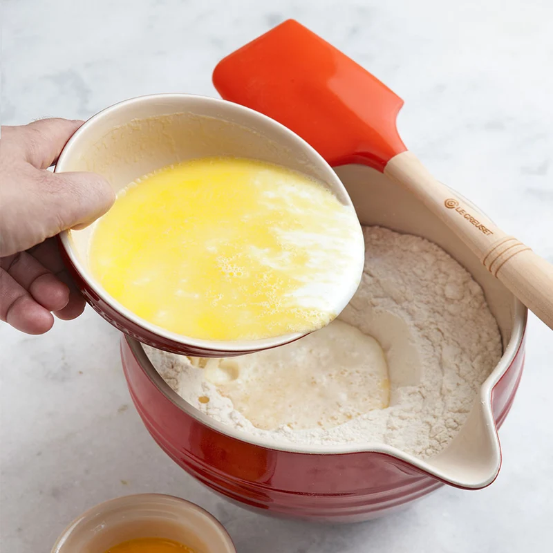 Bol cerámico con asa y pico vertedor de Le Creuset