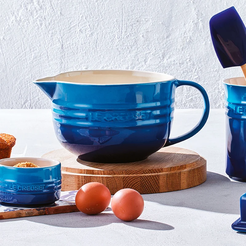 Bol cerámico con asa y pico vertedor de Le Creuset