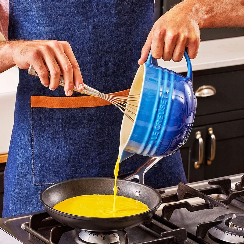 Bol cerámico con asa y pico vertedor de Le Creuset