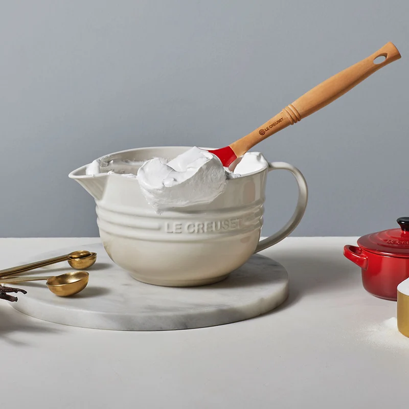 Bol cerámico con asa y pico vertedor de Le Creuset