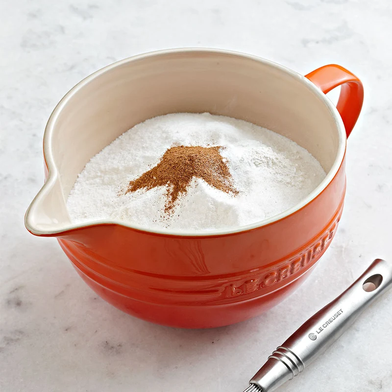 Bol cerámico con asa y pico vertedor de Le Creuset